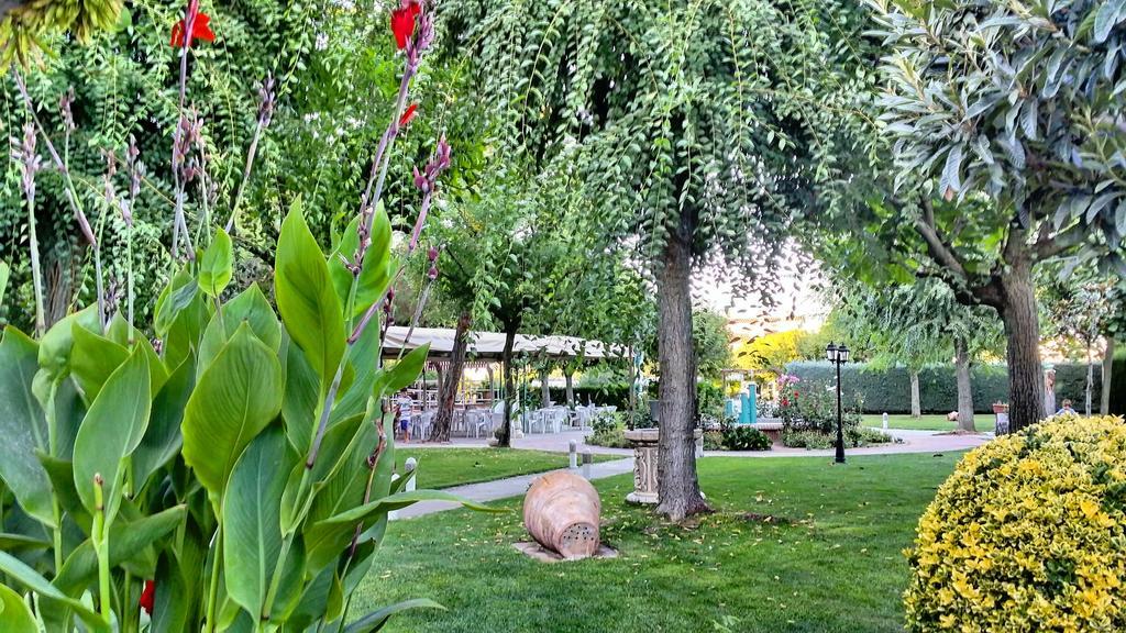 Jardins Del Segria Hotel Лерида Екстериор снимка
